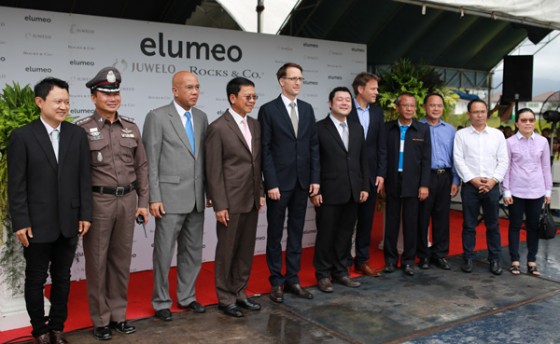 Foto en grupo, entre ellos Peer Gebauer (de la embajada alemana en Tailandia), Boris Kirn ( Director Gerente de Juwelo), Mitsunari Yoshimoto, Samard Loyfar (Gobernador de la provincia de Chanthaburi), Sukit Sridichainanta (alcalde de Chanthaburi) 