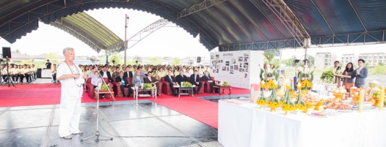 Ceremonia al colocar la primera piedra