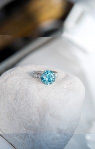 Anillo de diamante azul