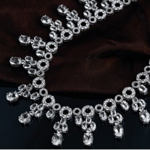 cine y joyas, collar de diamantes en fondo negro