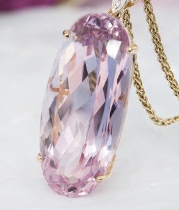 joyas con piedras preciosas de color rosa