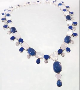 collar con piedras preciosas en azul y blanco coleccion amayani