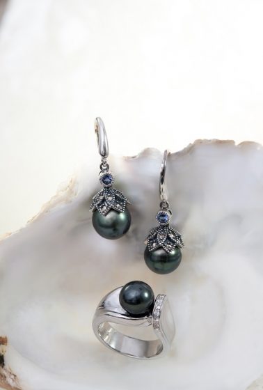 Pendientes y anillo de perlas